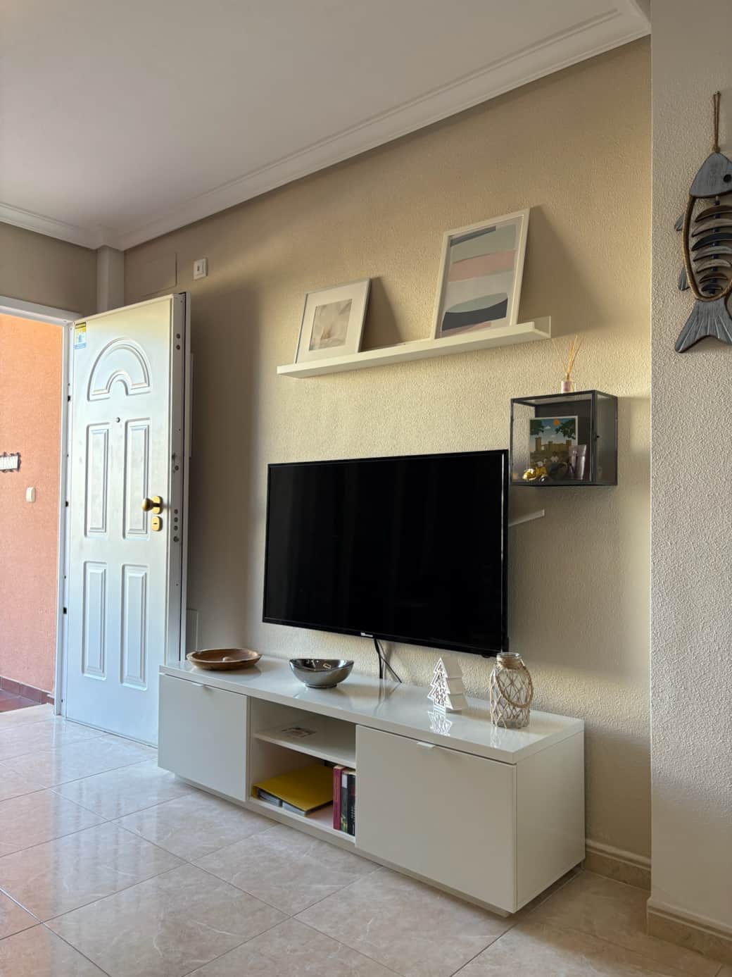 Eingangsbereich und Wohnzimmer