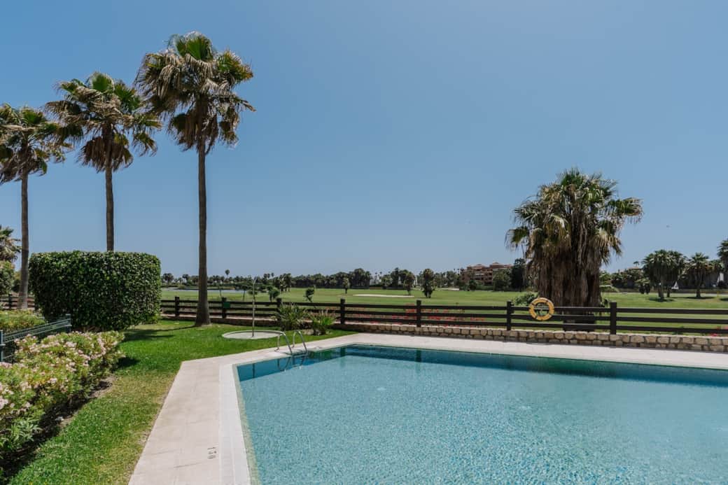 Disfruta de un baño rodeado de flores y césped cuidado, en un entorno que invita al relax.