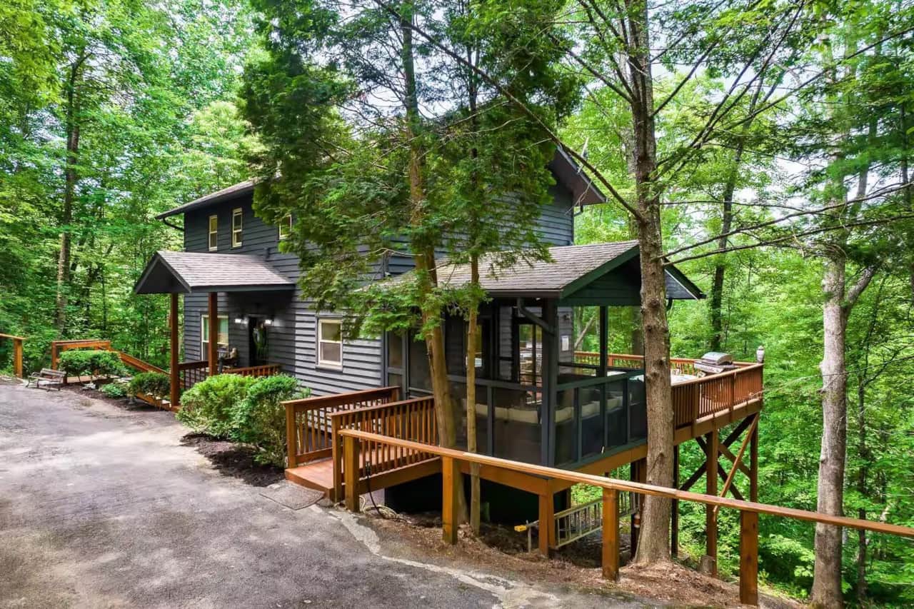 Wooded mountain retreat surrounded by lush forest and peaceful views