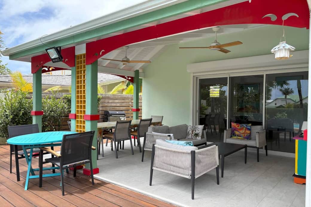 Terrace with dining area and small lounge Koray 