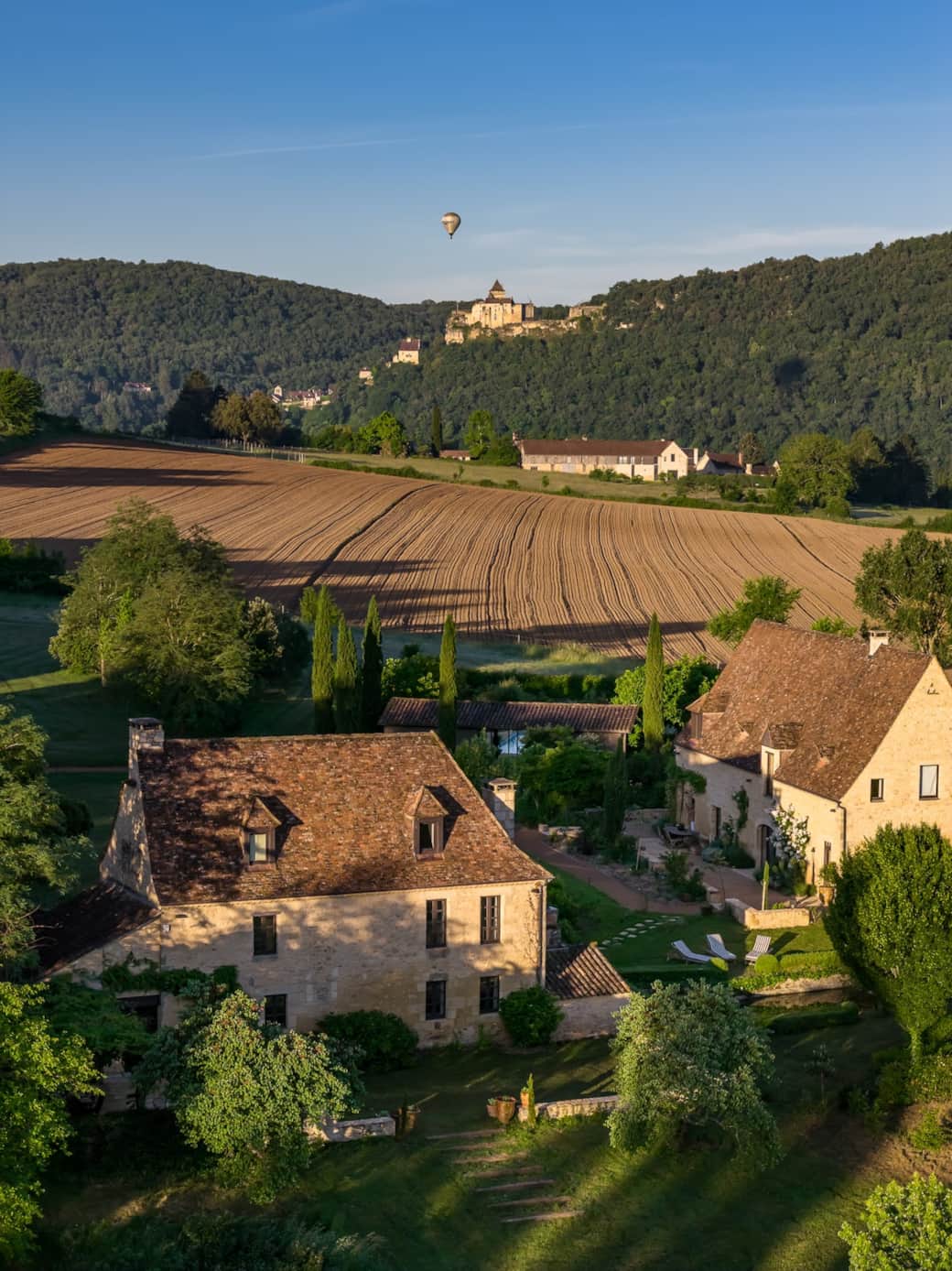 Un domaine rare, au cœur d’un paysage préservé que même les montgolfières viennent admirer.