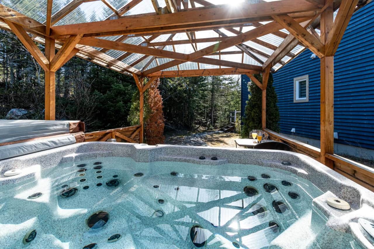 SPA avec gazebo et terrasse. *** Hot tub with gazebo and patio.
