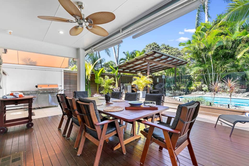 8 seater table and barbecue 