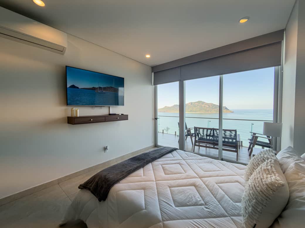 Tu Ventana Al Infinito: Vistas Panorámicas Inigualables a Las Tres Islas Desde Tu Cama.