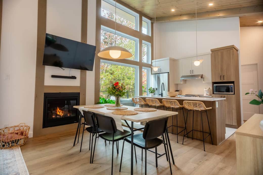 Cuisine moderne et entièrement - Salon lumineux et confortable, avec foyer au gaz pour des moments c
