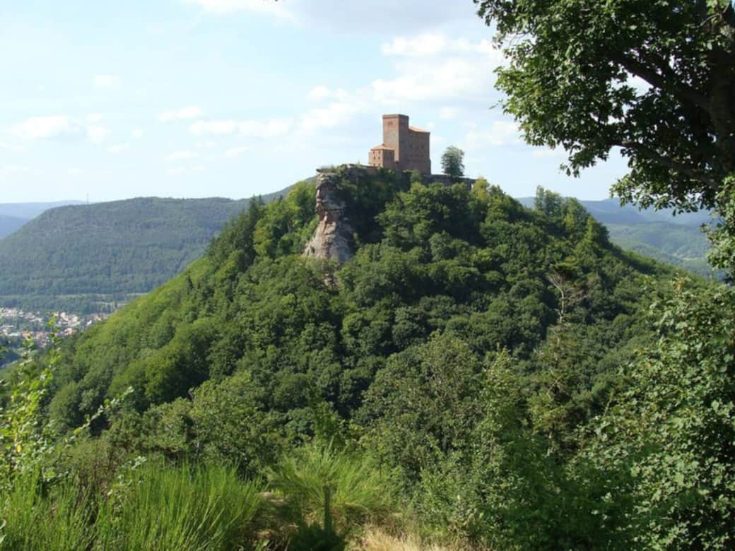 Die Reichsburg Trifels, das Wahrzeichen und Namensgeberin Annweilers.
