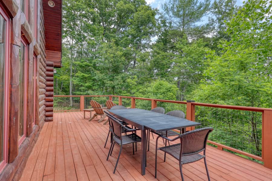 Outdoor dining on the deck