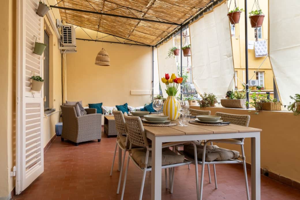 TERRAZZA ESCLUSIVA CON TAVOLO E DIVANETTO