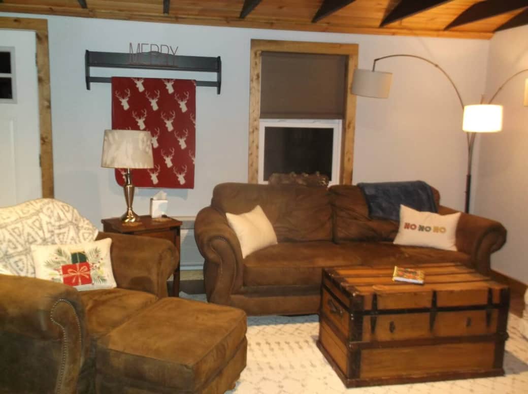 Cozy seating area. Plenty of extra blankets. 