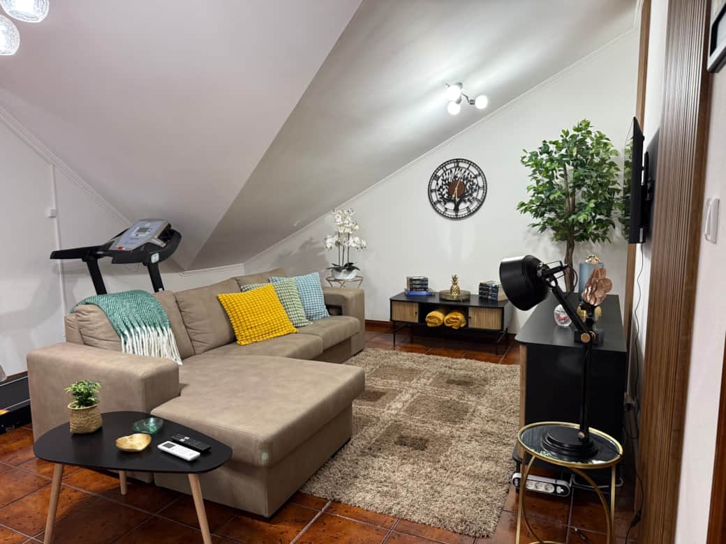 Sala de estar. Temos disponível uma passadeira.