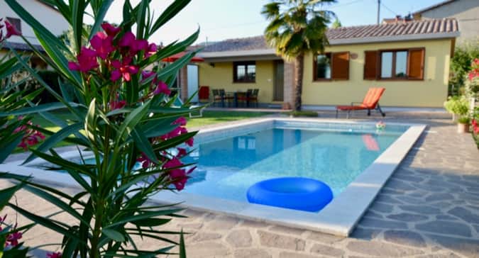 Get Trasimeno Bungalow Holiday Home With Pool In Town Vacation Home Free HD Wallpaper Trasimeno Bungalow Holiday Home With Pool In Town Vacation Home For iPhone