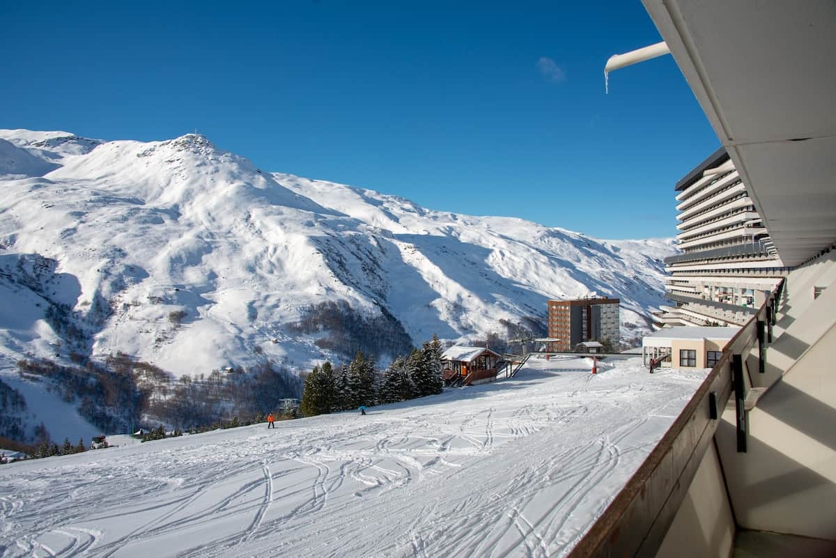 Green piste passes in directly in front for full ski-in ski-out experience
