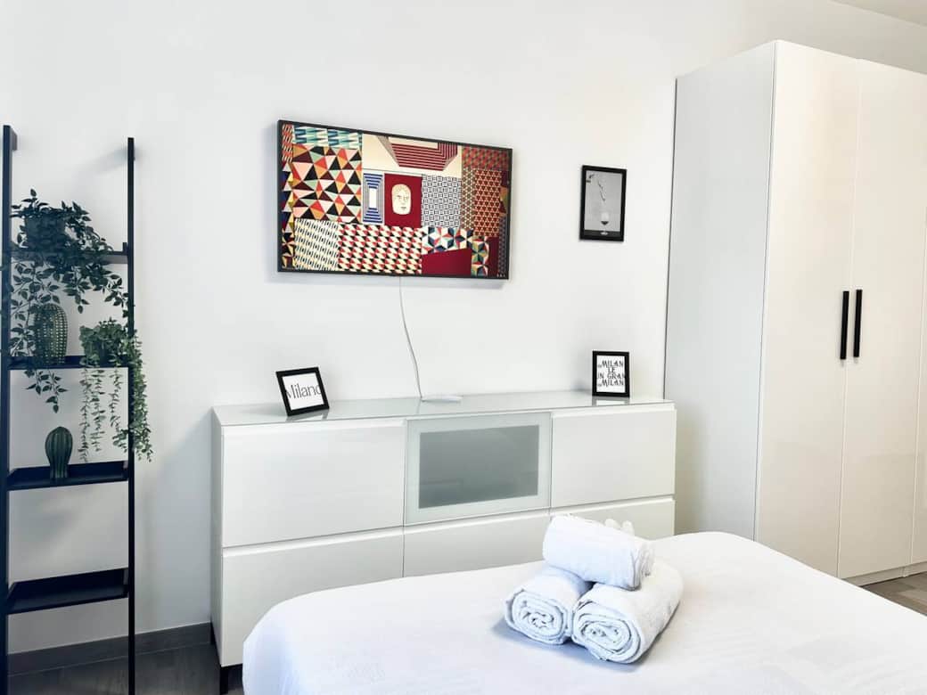 Master Bedroom with double bed - King-size, Smart TV, wardrobe, mirror, Room-darkening shades and AirConditioning.