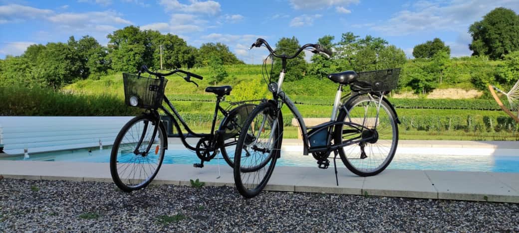 Deux vélos avec panier et antivol à votre disposition