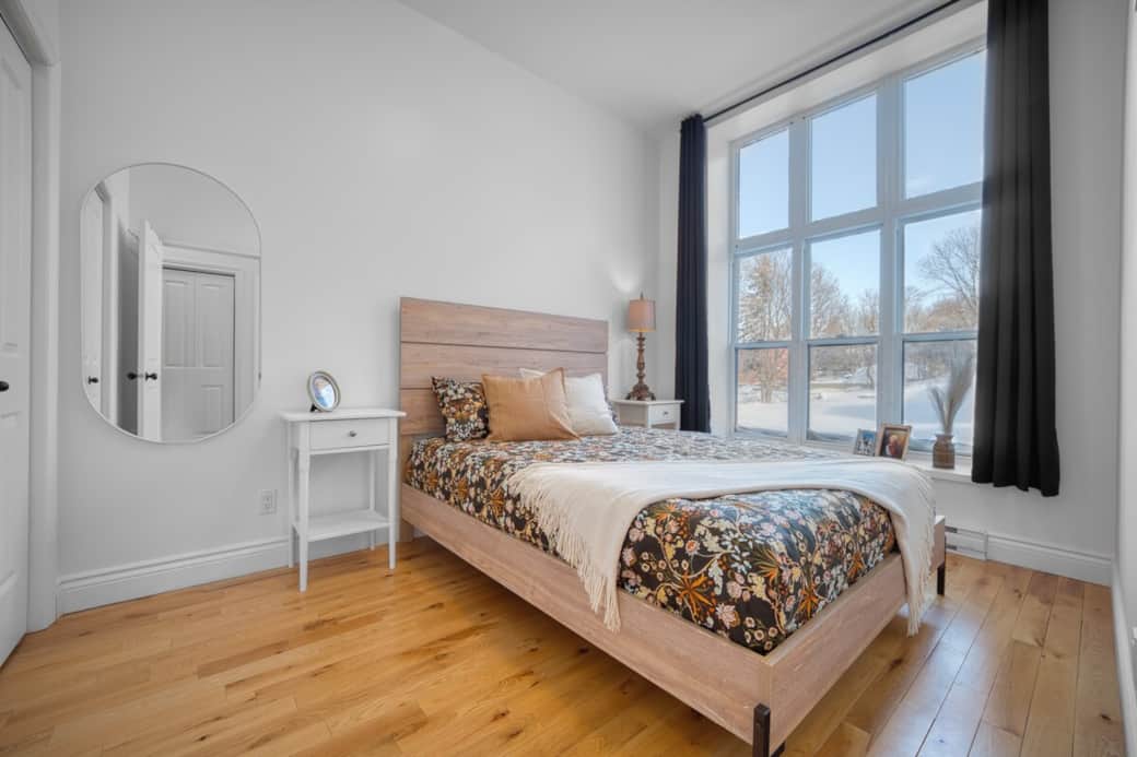 Chambres au décor contemporain avec une généreuse luminosité, beaucoup de rangements et espaces généreux. Chambres au décor contemporain avec une généreuse luminosité, beaucoup de rangements et espaces généreux.