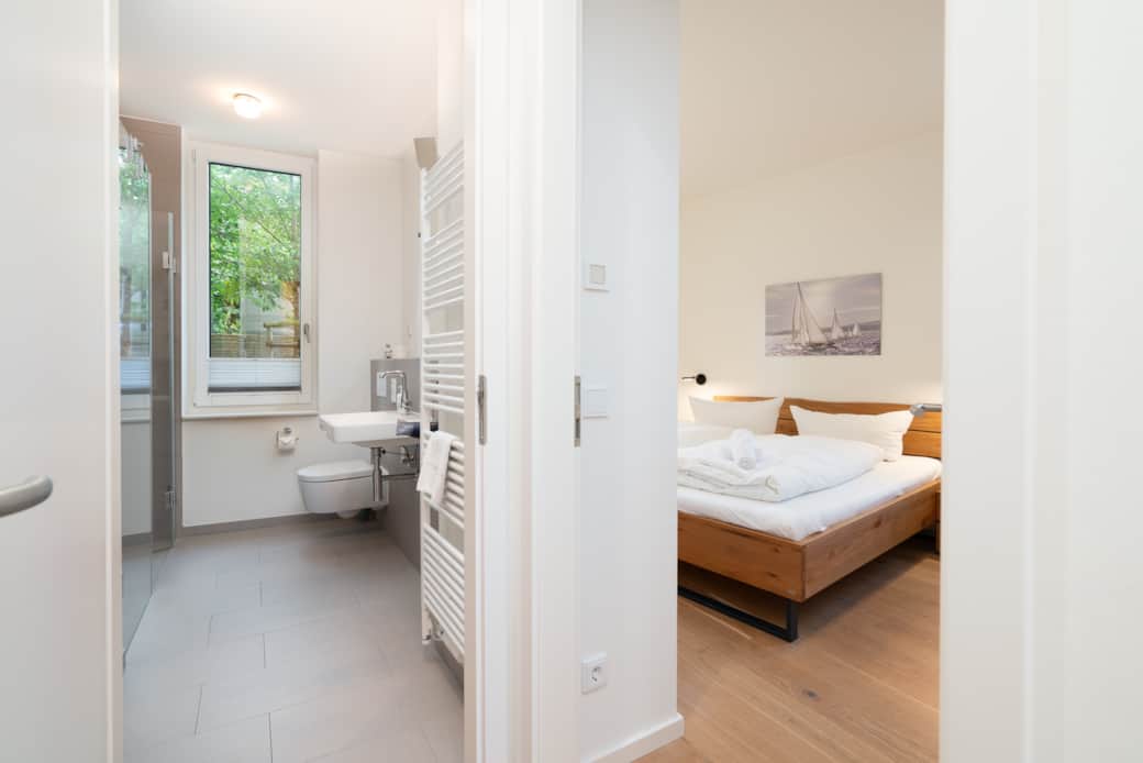Blick in Badezimmer I und Schlafzimmer I