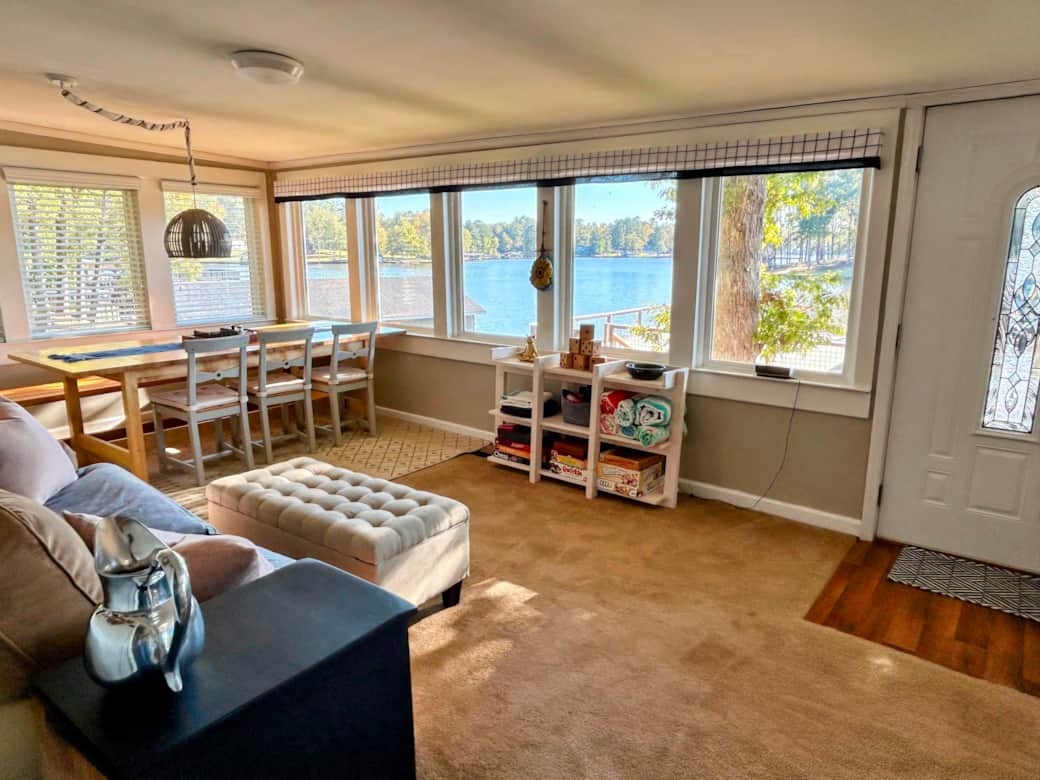 Dining room (view 2)