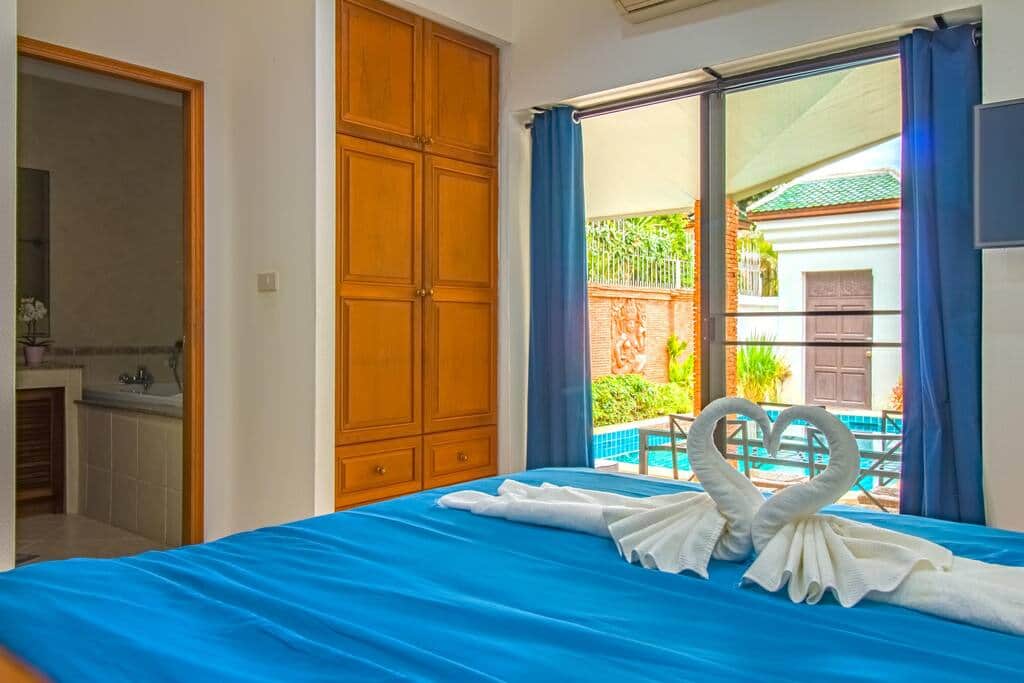 La seconde chambre avec sa salle de bain attenante et l'accès sur la piscine
