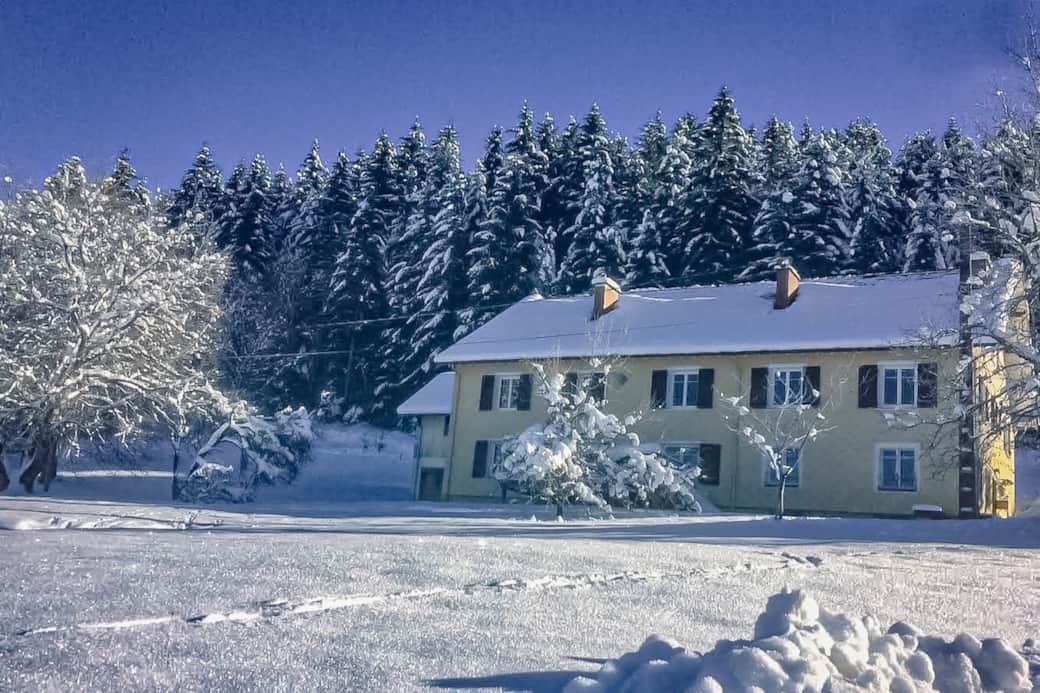 Ferme sous la neige