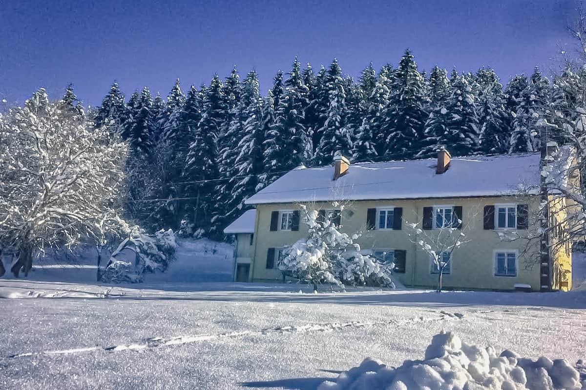 Ferme sous la neige