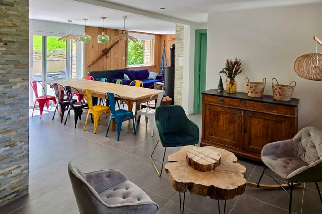 Un grand espace à vivre donnant sur une immense terrasse