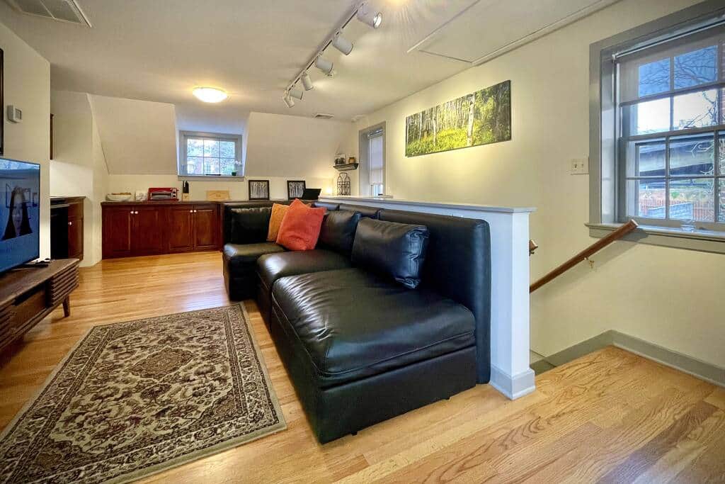 OPEN FLOORPLAN W/ HARDWOOD FLOORS 