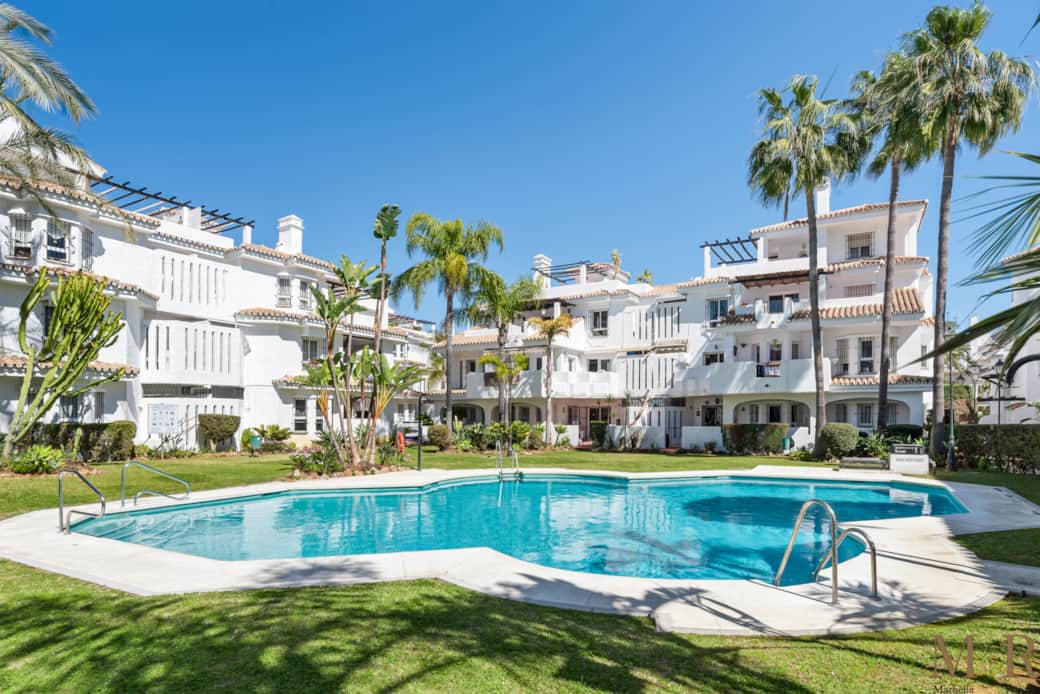 Los Naranjos community pool 