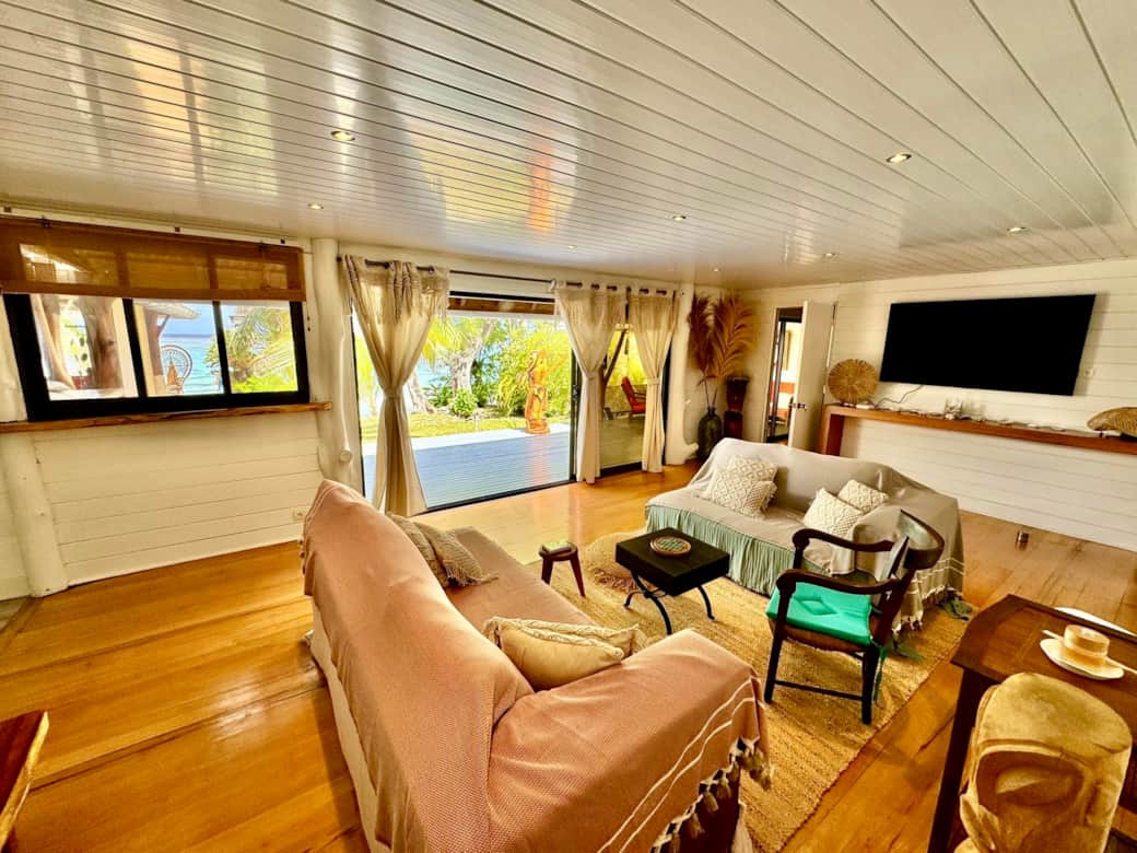 Salon avec smart TV Fare One island Moorea Tahiti Salon avec smart TV Fare One island Moorea Tahiti