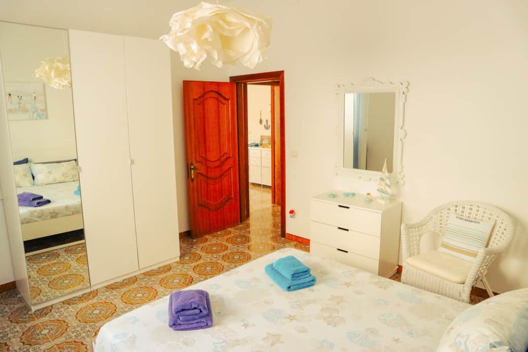 Camera2 Veduta. Letto king Size, Armadio, Specchi, Comodini, Lampade, Poltrona, Aria cond, Wifi, Zan