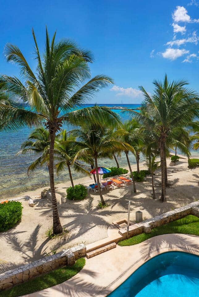 10 steps to the beach.