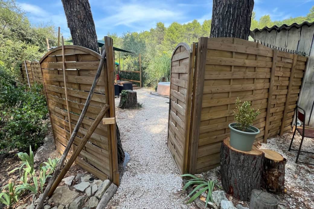 Entrée privée de la yourte 
Pas de vis à vis avec notre maison 