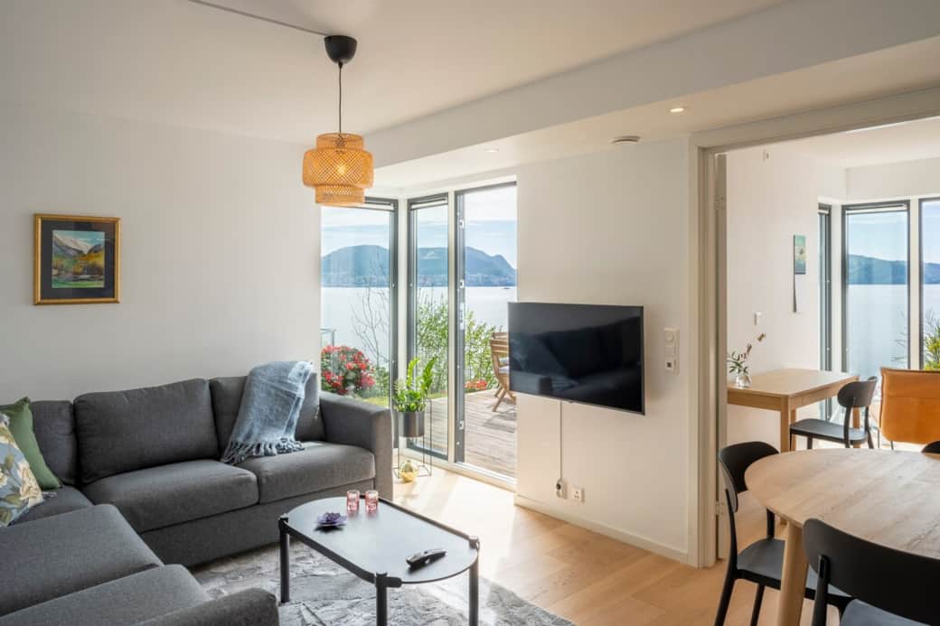 A spacious and comfortable sofa, and a TV that is easy to connect to from your mobile device. A Netf A spacious and comfortable sofa, and a TV that is easy to connect to from your mobile device. A Netf