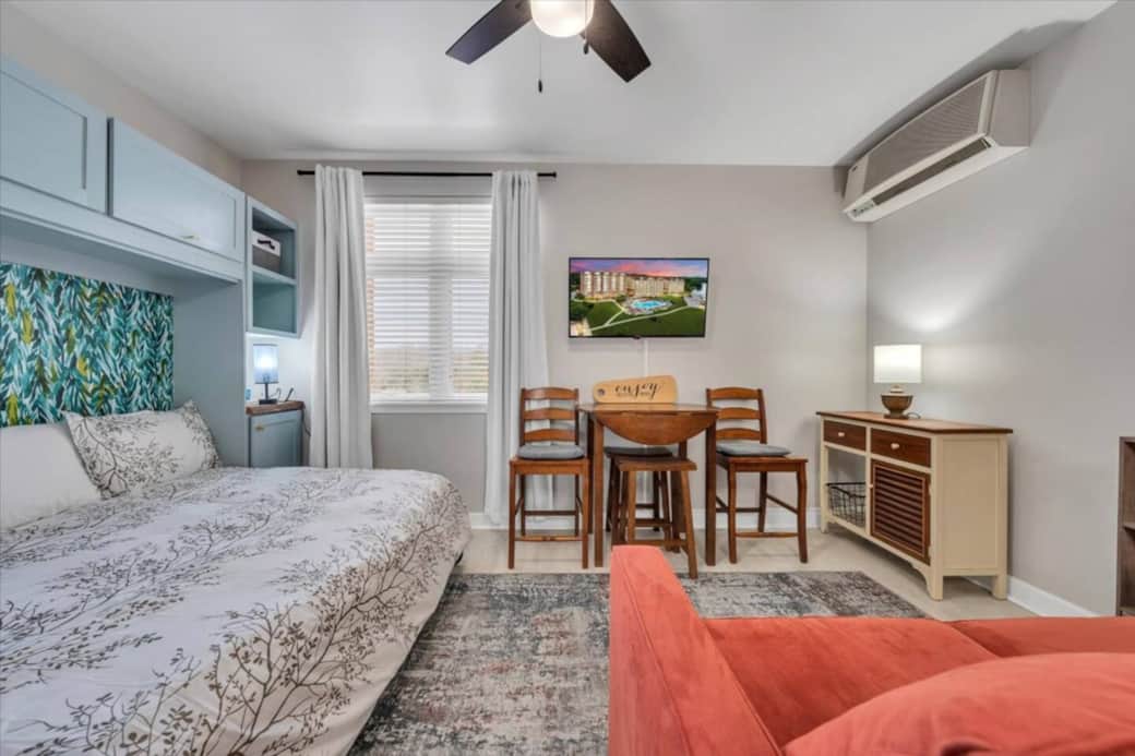 Sleeping / Dining Area