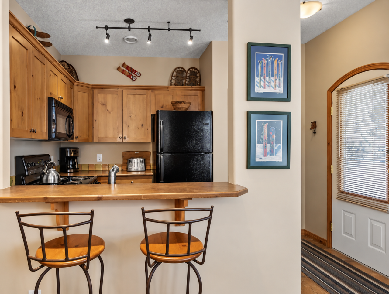 Kitchen & Breakfast Bar