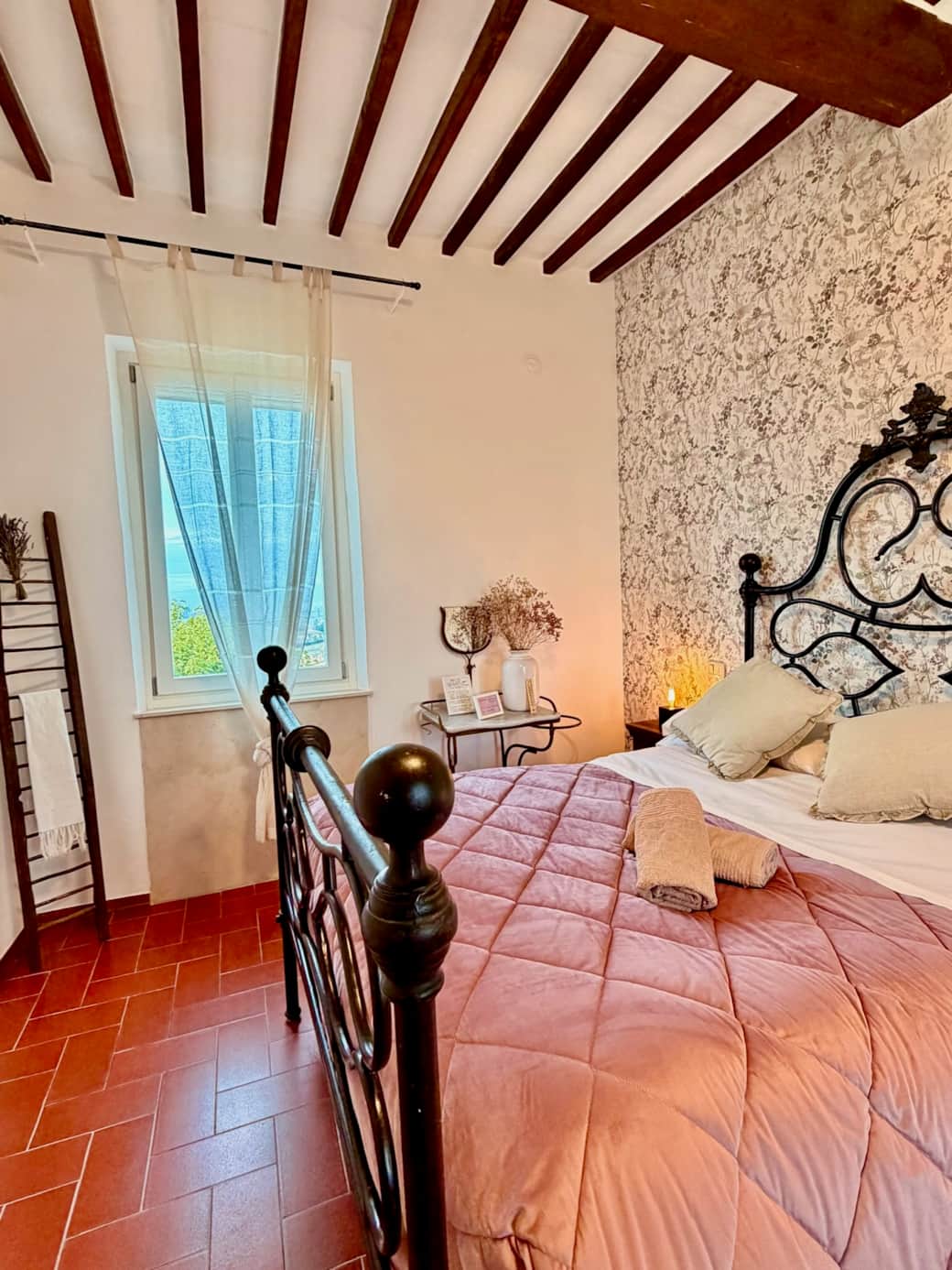 Das Zimmer ist liebevoll mit einer Mischung aus rustikalem Charme und modernem Komfort eingerichtet.