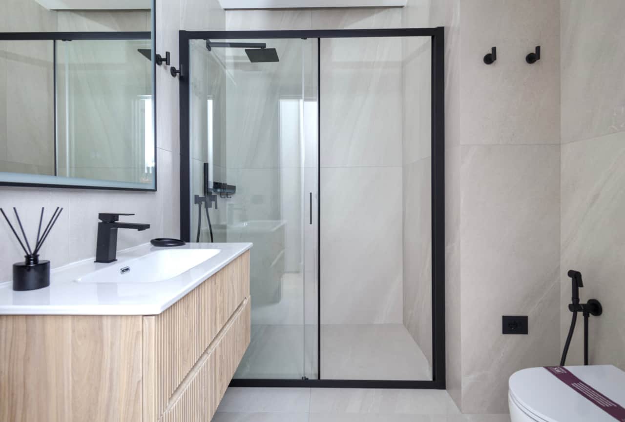 Luxusbadezimmer mit nur den besten Armaturen und hohem Wasserdruck