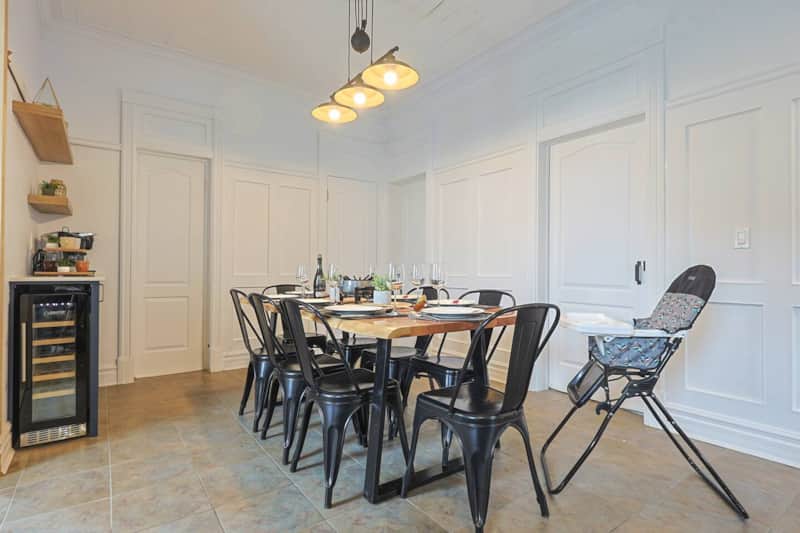 Salle à manger conviviale avec chaise haute pour bébé et cellier à vin pour les épicuriens.