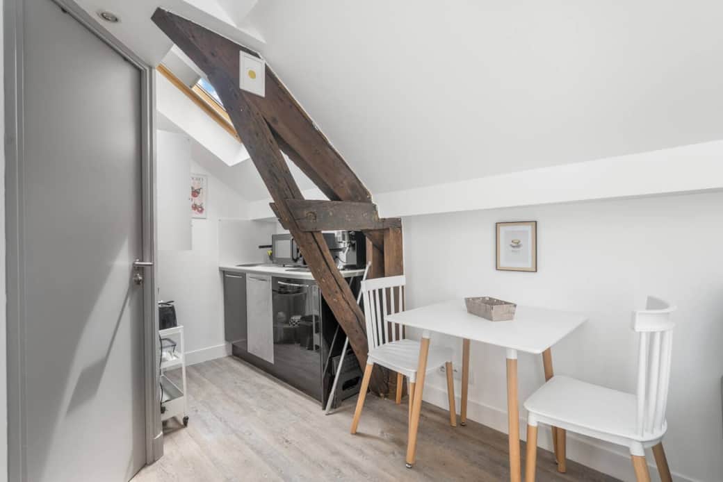 Cuisine ouverte avec une table à manger pour 2 personnes.