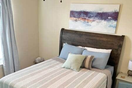 2nd guest bedroom- queen bed