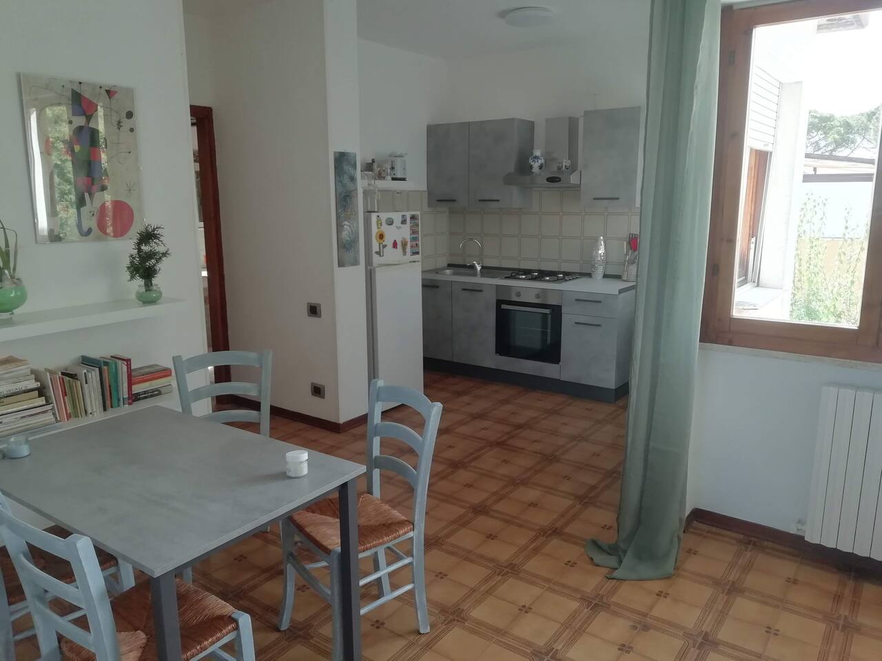 Zona pranzo con tavolo adiacente alla cucina