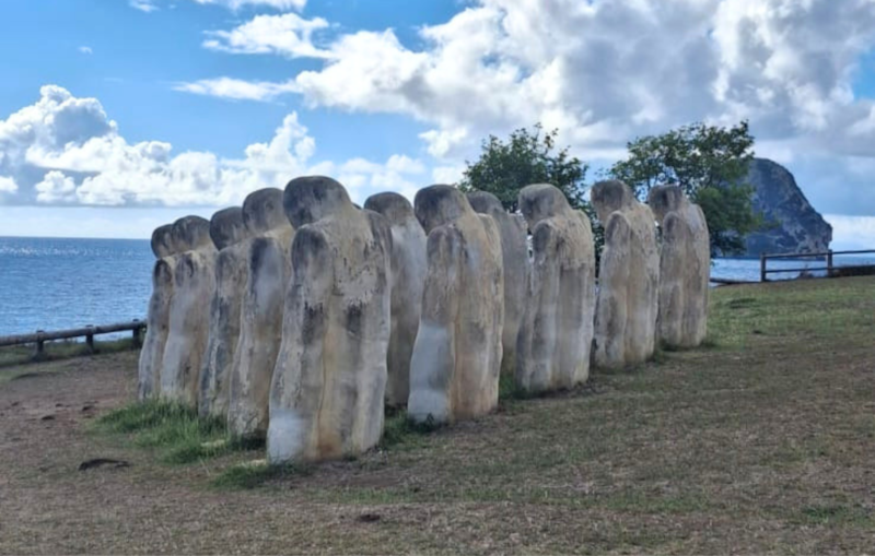Les statues du mémorial Cap 110 à l'Anse Caffard