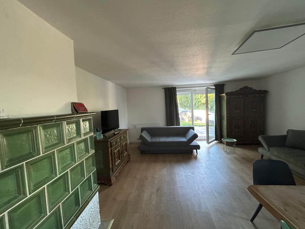 Wohnzimmer mit zwei Schlafsofas