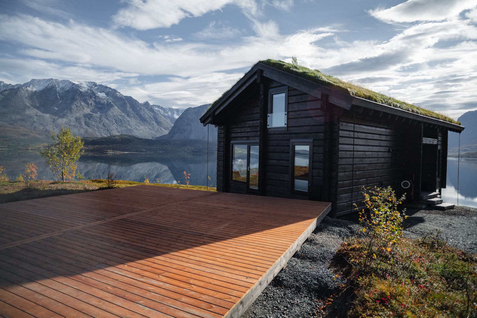 Chalet Tind with turf roof above the fjord