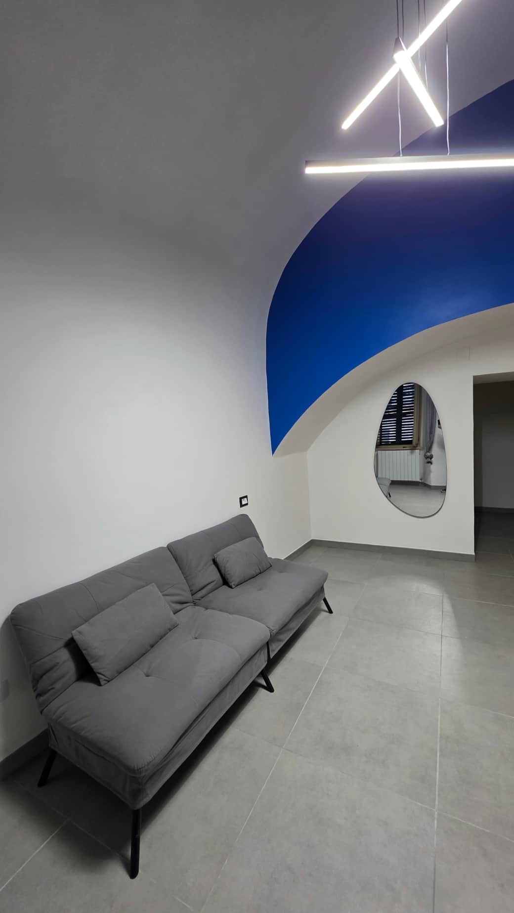 Healthy  house Chieti: Living room with sofa bed and access to the walk-in closet.