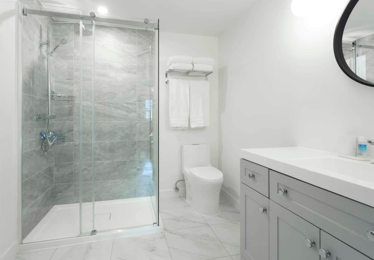 2ième salle de bain complète avec douche et planché chauffant