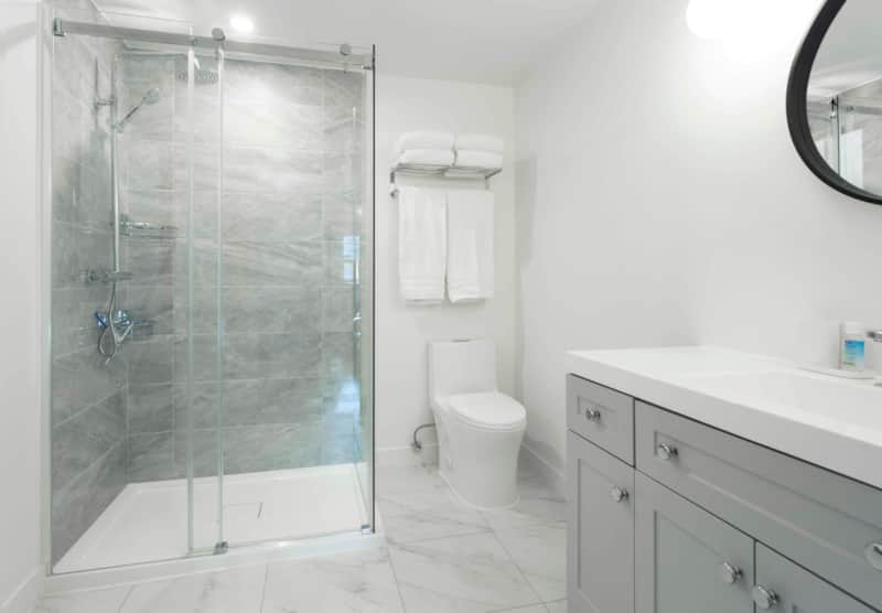 2ième salle de bain complète avec douche et planché chauffant