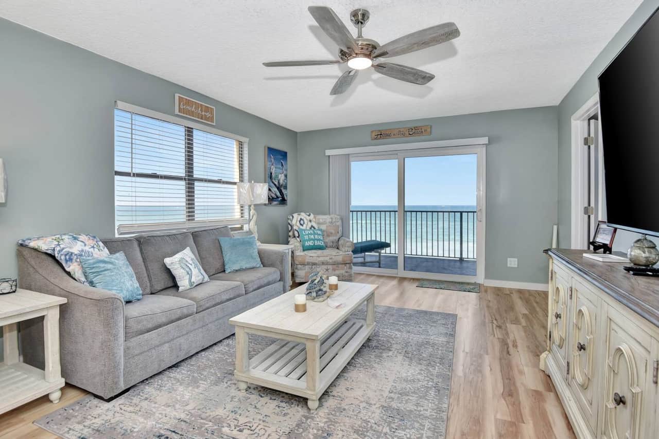  Living room with pull out sofa and gorgeous views!
