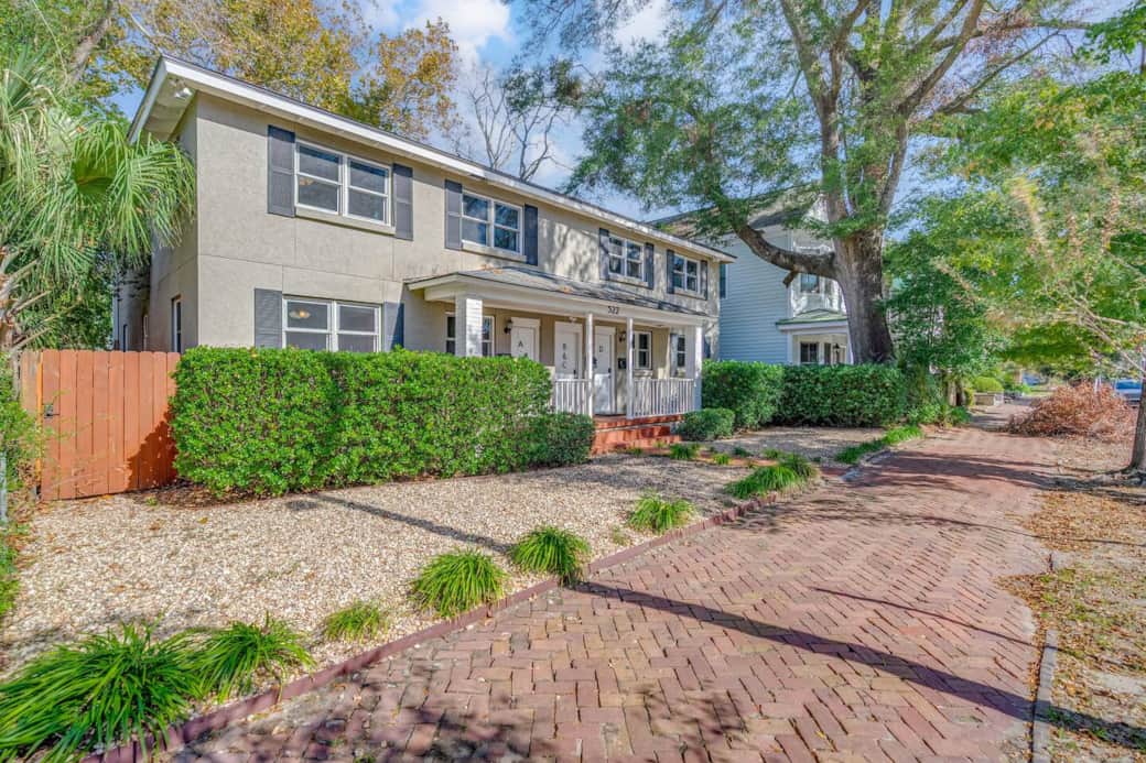 Front View of Hourglass Inn