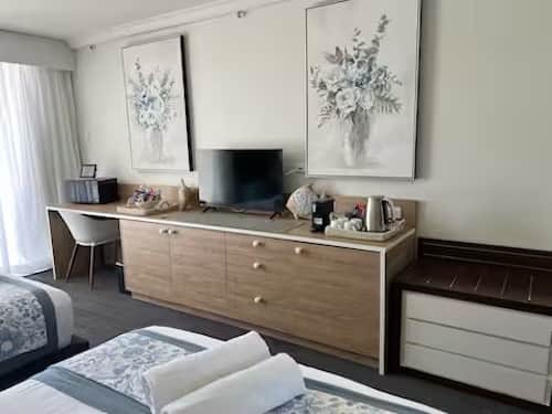 In-Room Desk & Entertainment