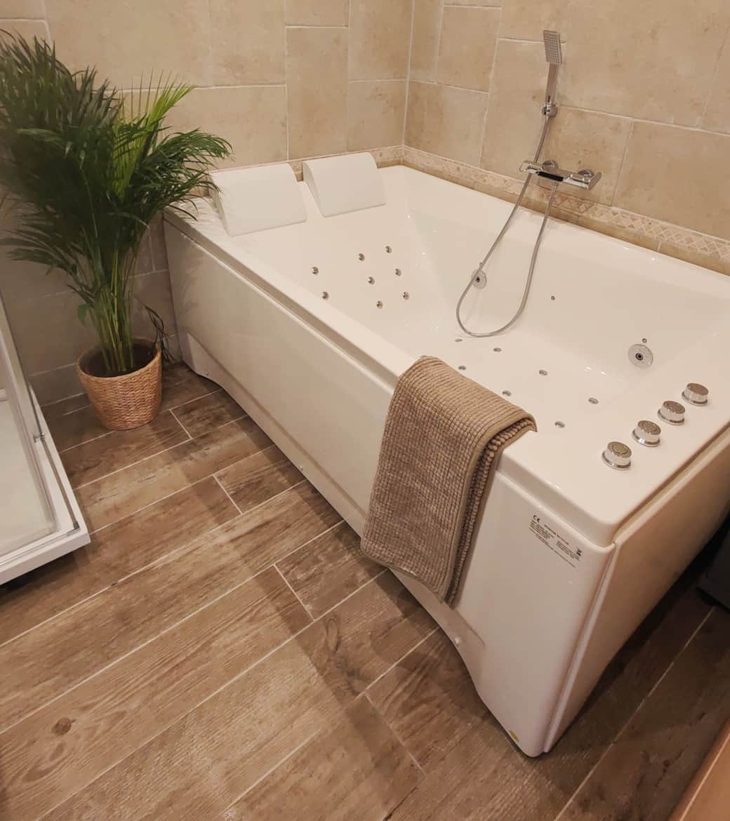 Explorez le summum du bien-être avec notre baignoire Balnéo, une invitation à la relaxation à deux... Elle incarne l’harmonie parfaite entre un design élégant et une technologie de pointe pour créer une expérience de bain inégalée.